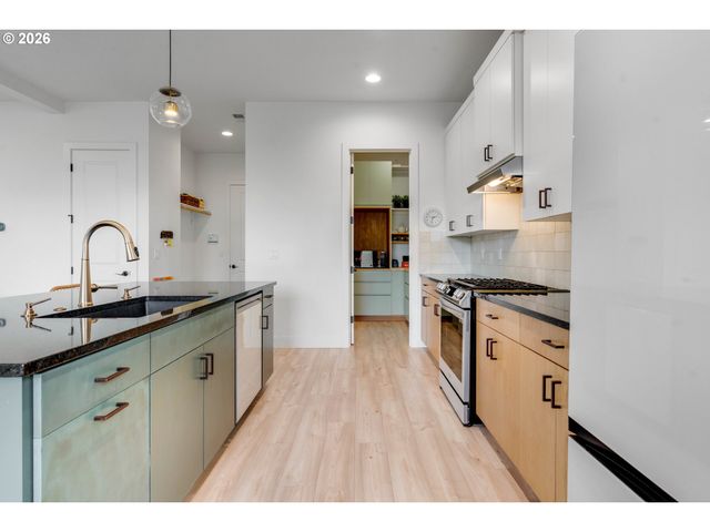 12205 Sw SILVERTIP St, Beaverton, OR 97007