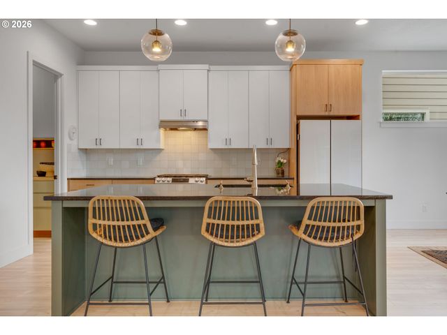 12205 Sw SILVERTIP St, Beaverton, OR 97007