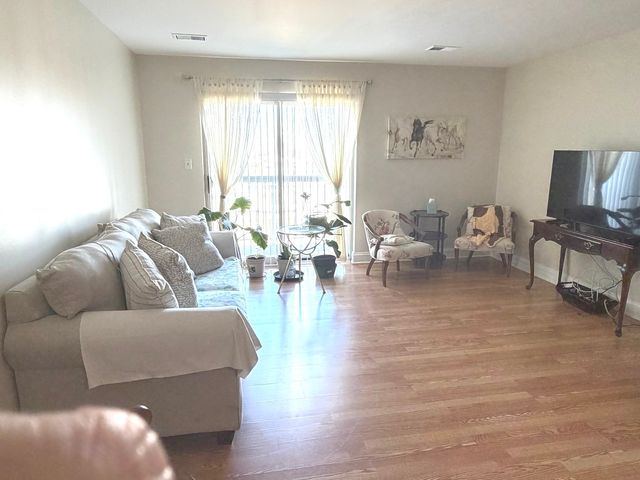 703 W Central Road 1C8, Mount Prospect, IL 60056