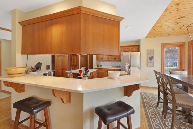 906 Scenic Heights DRIVE, Delafield, WI 53018