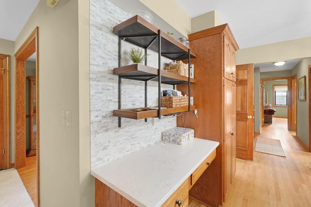 906 Scenic Heights DRIVE, Delafield, WI 53018