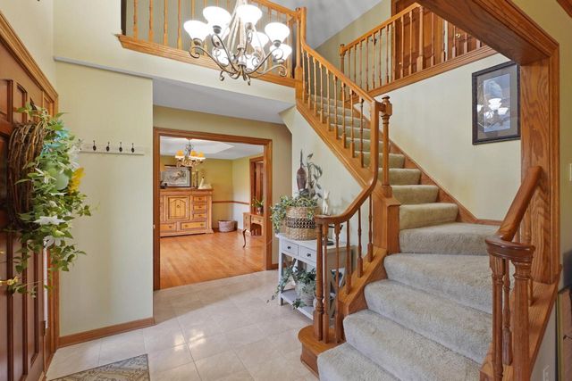 906 Scenic Heights DRIVE, Delafield, WI 53018