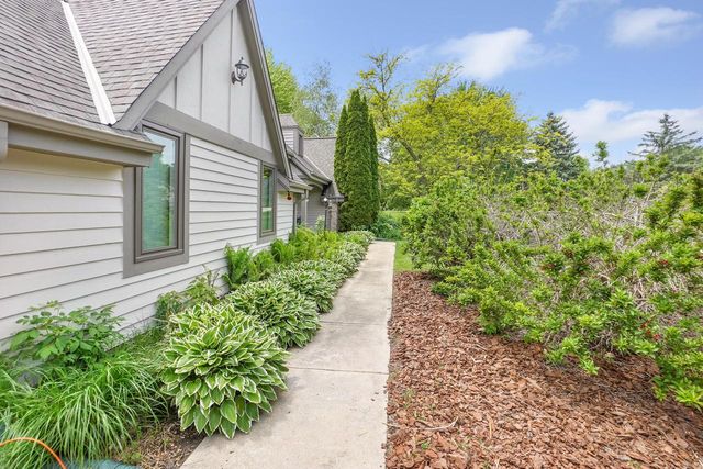 906 Scenic Heights DRIVE, Delafield, WI 53018