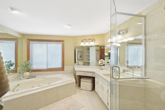 906 Scenic Heights DRIVE, Delafield, WI 53018