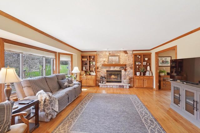 906 Scenic Heights DRIVE, Delafield, WI 53018