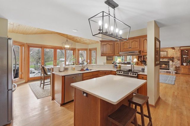 906 Scenic Heights DRIVE, Delafield, WI 53018