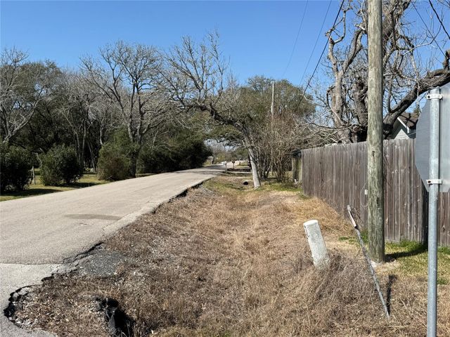 742 27th Street, San Leon, TX 77539