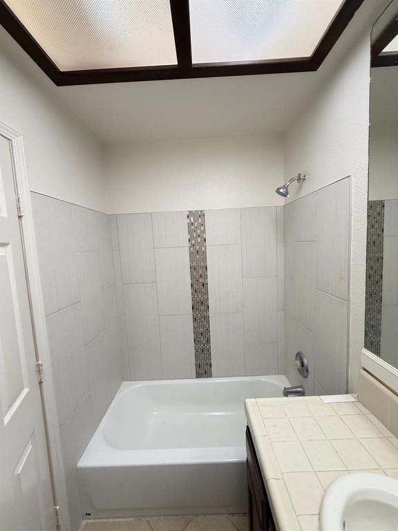 Image 13 of property listing at 6366 N Forestiere Avenue, Fresno, CA 93722