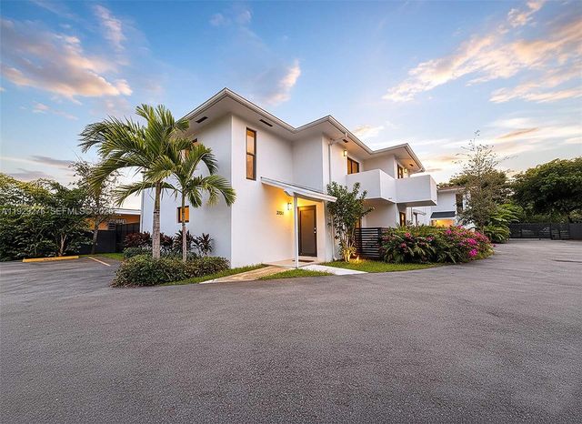 3079 NW 11th St 3053, Miami, FL 33125