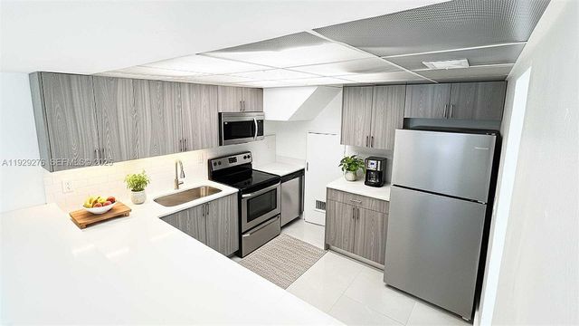 3079 NW 11th St 3053, Miami, FL 33125