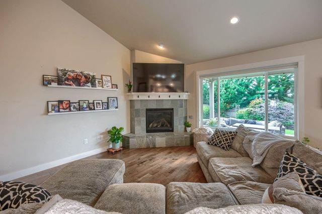 4040 Crystal Springs Drive, Medford, OR 97504