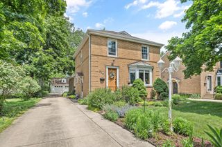 208 Parkview Road, Riverside, IL 60546