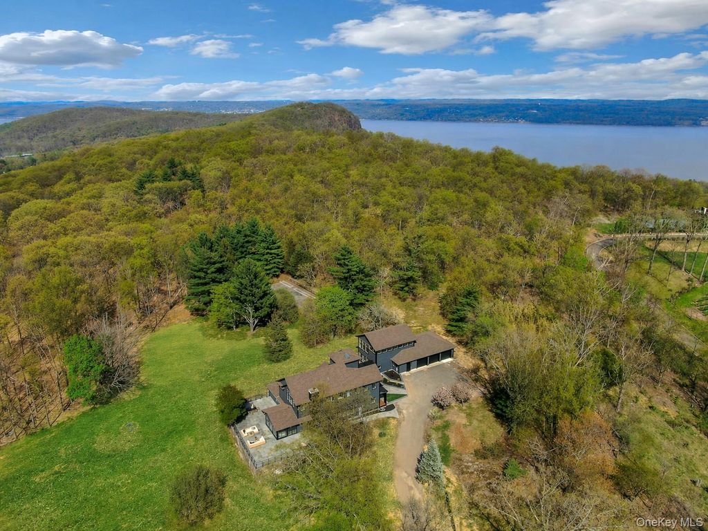 20 Old Stone Road, Valley Cottage, NY 10989