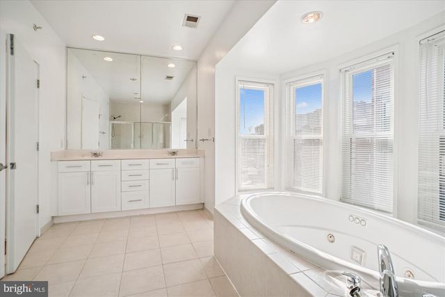 1662 N QUINN ST N, Arlington, VA 22209