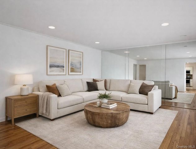 31 Evelyn Lane, Syosset, NY 11791