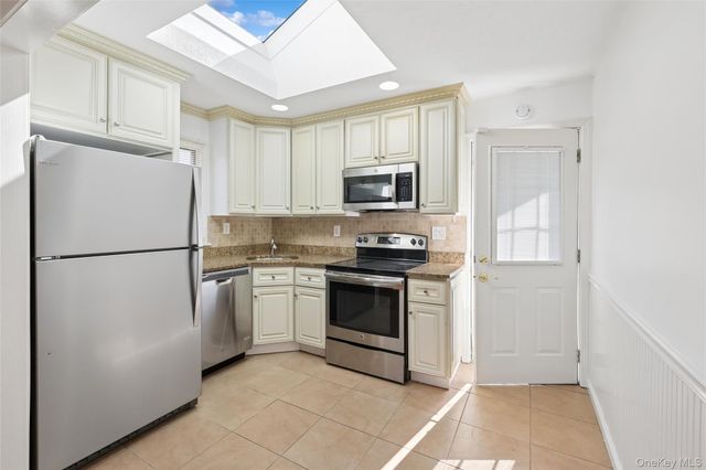 31 Evelyn Lane, Syosset, NY 11791