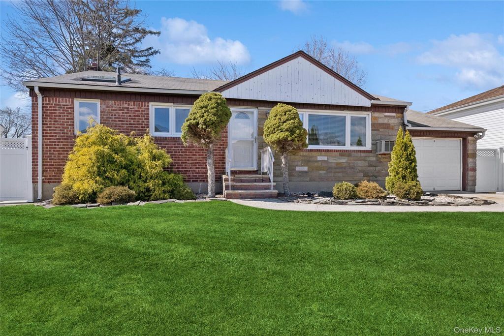 31 Evelyn Lane, Syosset, NY 11791