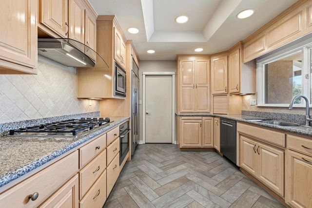 7101 Amoloc Ln, Lotus, CA 95651