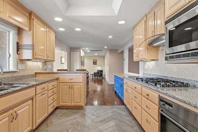 7101 Amoloc Ln, Lotus, CA 95651