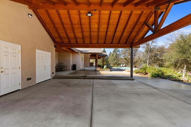 7101 Amoloc Ln, Lotus, CA 95651