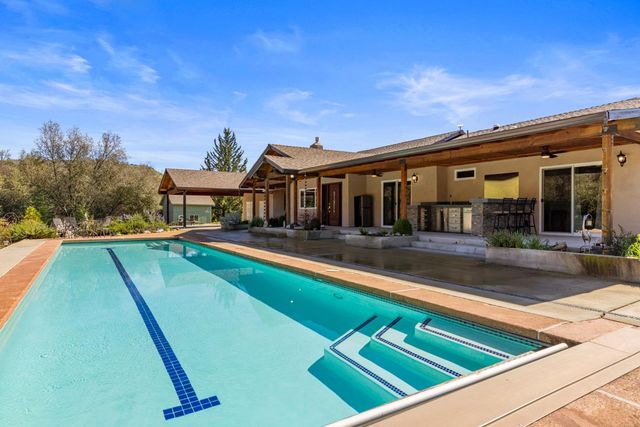 7101 Amoloc Ln, Lotus, CA 95651