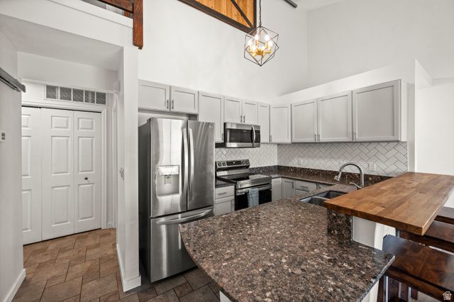 9229 S JEFFERSON CV, Sandy, UT 84070