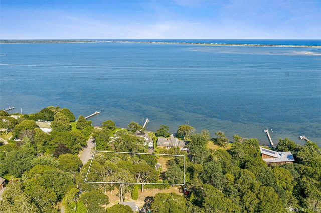 172 Bay Avenue E, Hampton Bays, NY 11946
