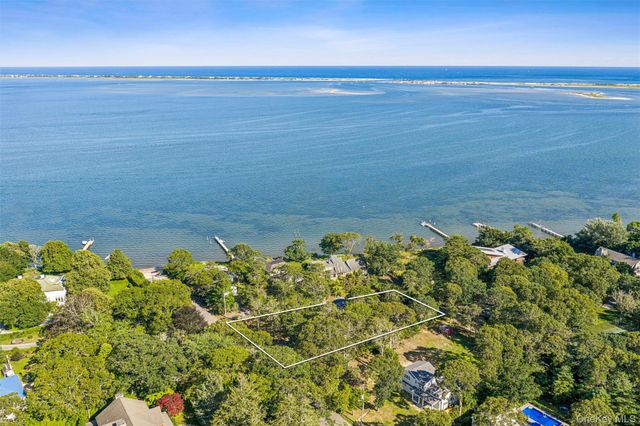172 Bay Avenue E, Hampton Bays, NY 11946