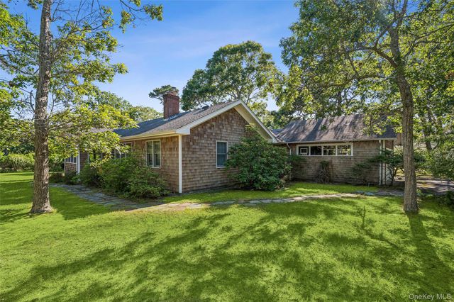 172 Bay Avenue E, Hampton Bays, NY 11946