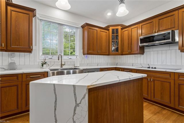 915 Shelter Rock LN, Chesapeake, VA 23322