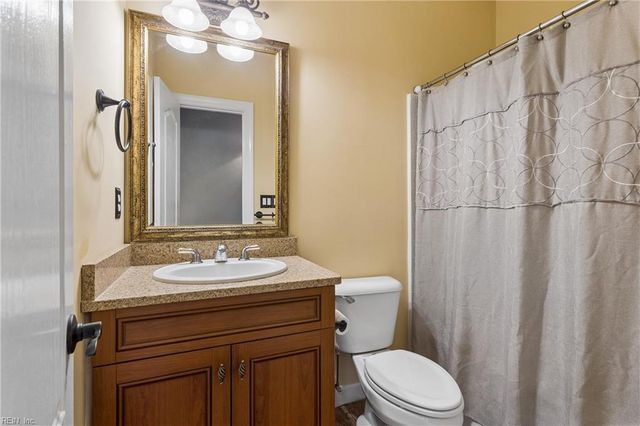 915 Shelter Rock LN, Chesapeake, VA 23322