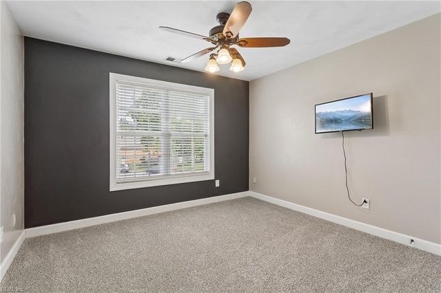 915 Shelter Rock LN, Chesapeake, VA 23322