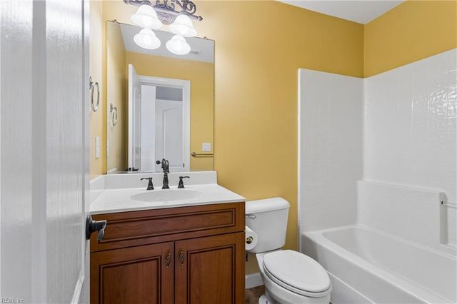 915 Shelter Rock LN, Chesapeake, VA 23322