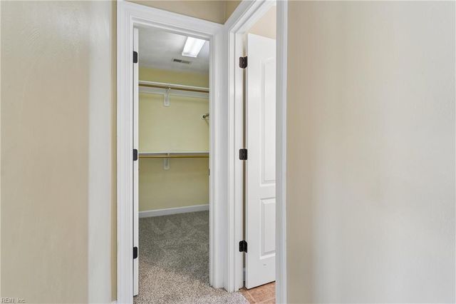 915 Shelter Rock LN, Chesapeake, VA 23322