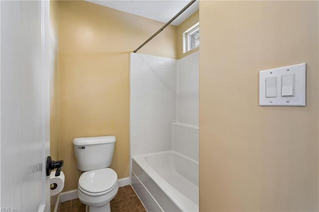 915 Shelter Rock LN, Chesapeake, VA 23322