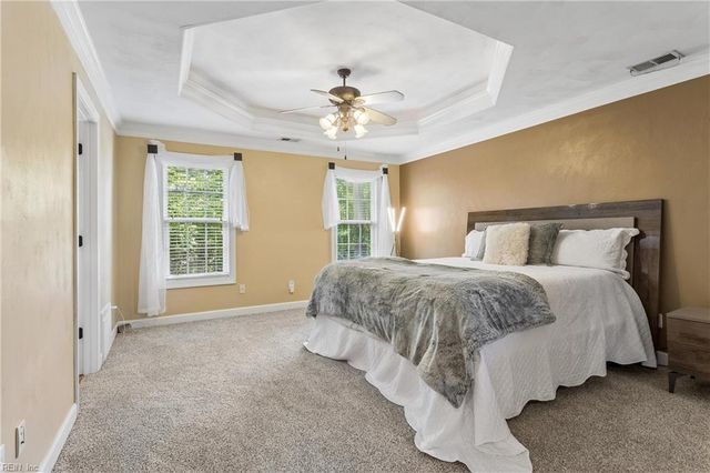 915 Shelter Rock LN, Chesapeake, VA 23322