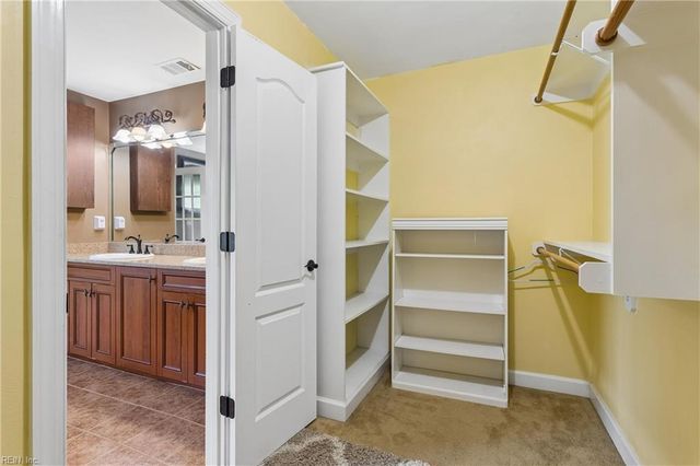 915 Shelter Rock LN, Chesapeake, VA 23322
