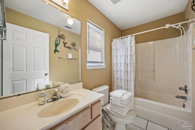 7464 Sunset Harbor Dr 111, Navarre, FL 32566