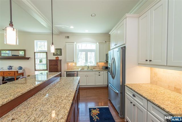 2 Harrison Way, Mount Arlington Boro, NJ 07856