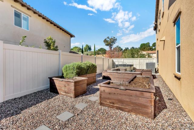 1128 Witherby Ln, Escondido, CA 92026