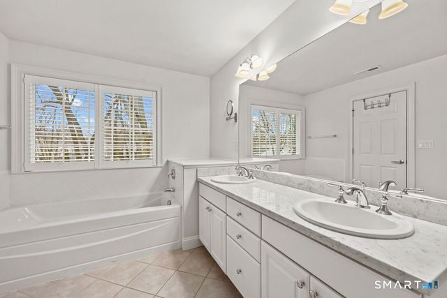 41 Park Place Circle 41, West Hartford, CT 06110