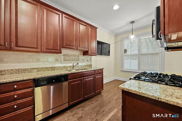 41 Park Place Circle 41, West Hartford, CT 06110