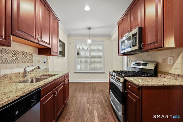 41 Park Place Circle 41, West Hartford, CT 06110