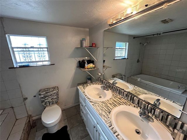 1418 SE 4TH AVENUE, Gainesville, FL 32641