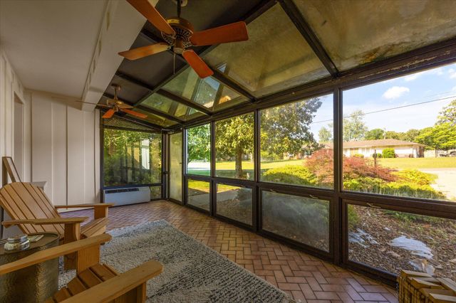 565 Hillcrest Circle, Etowah, TN 37331