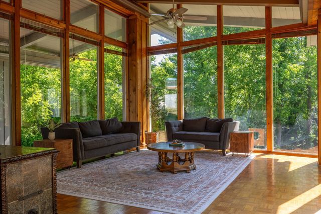 565 Hillcrest Circle, Etowah, TN 37331