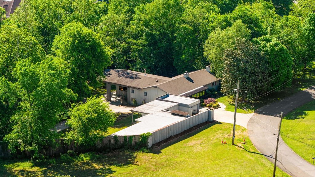 565 Hillcrest Circle, Etowah, TN 37331