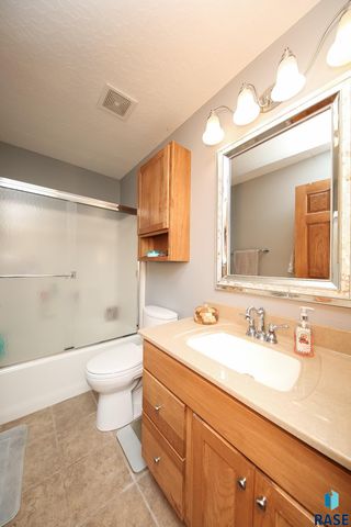 804 N Archer Dr Drive, Sioux Falls, SD 57103