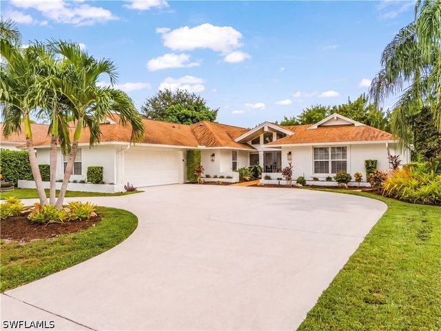 2472 Pine Woods CIR 17, Naples, FL 34105