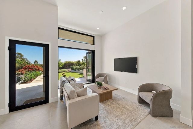 2522 Chalcedony St, San Diego, CA 92109